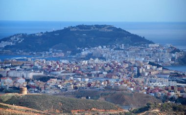 Kuzey Fas 'taki Ceuta (Sebta) kentinin Akdeniz üzerindeki panoramik manzarası