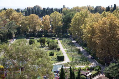 Rusya Soçi kenti mimari manzaraya bakıyor