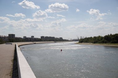 Rusya Sibirya Omsk şehir manzarası Irtysh Nehri 'nin setinden