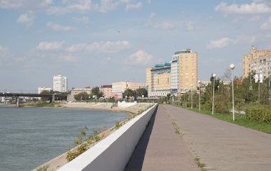 Rusya Sibirya Omsk şehir manzarası Irtysh Nehri 'nin setinden