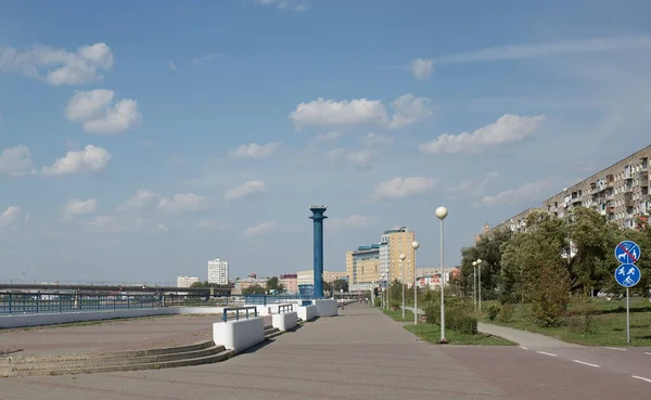 Rusya Sibirya Omsk şehir manzarası Irtysh Nehri 'nin setinden