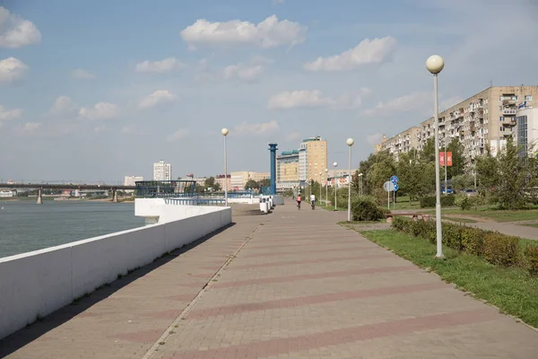 Rusya Sibirya Omsk şehir manzarası Irtysh Nehri 'nin setinden
