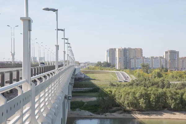 ロシアシベリアオムスク地下鉄橋イルティシ川の景色 ストック写真