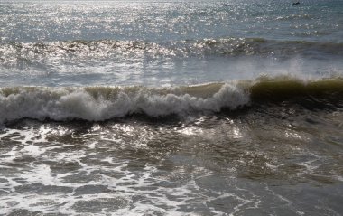 Kırım 'ın güney kıyılarında deniz dalgaları