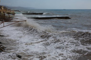 Kırım 'ın güney kıyılarında deniz dalgaları