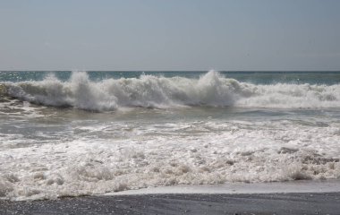Kırım 'ın güney kıyılarında deniz dalgaları