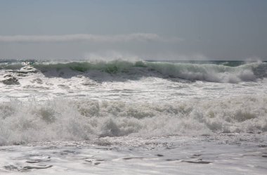 Kırım 'ın güney kıyılarında deniz dalgaları