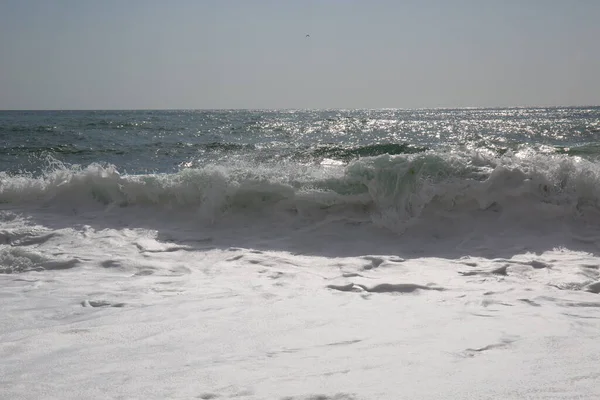 Kırım Güney Kıyılarında Deniz Dalgaları — Stok fotoğraf