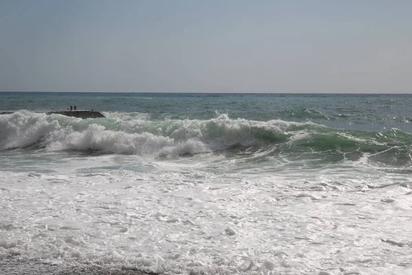 Νότια Ακτή Της Κριμαίας Κύματα Της Θάλασσας Άνοιξη — Φωτογραφία Αρχείου