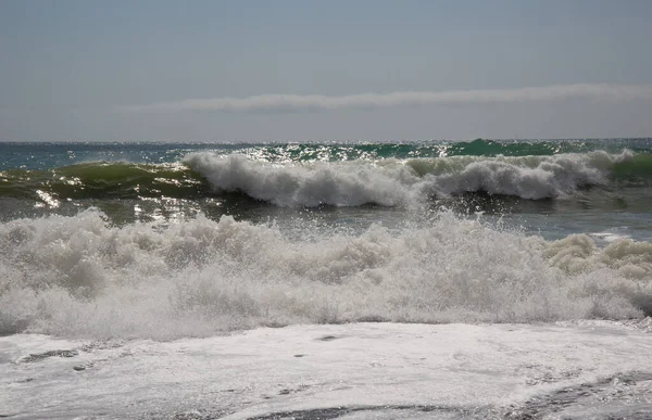 Kırım Güney Kıyılarında Deniz Dalgaları — Stok fotoğraf