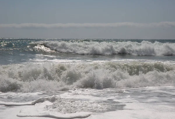 Νότια Ακτή Της Κριμαίας Κύματα Της Θάλασσας Άνοιξη — Φωτογραφία Αρχείου