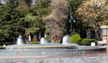 Baharda Kırım Ukrayna 'daki Yalta şehrinin güzel manzarası