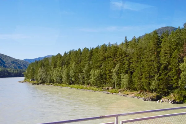  Dağdan Altai Dağları 'ndaki Katun Nehri' ne kadar çok güzel manzaralar var.