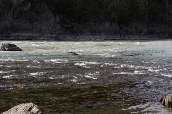  Dağdan Altai Dağları 'ndaki Katun Nehri' ne kadar çok güzel manzaralar var.