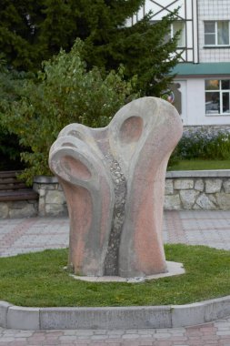 Yazın Rusya 'daki Altai Dağları' nda güzel bir heykel