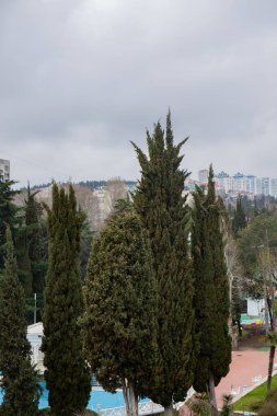 İlkbaharda Alushta şehrinde dağları gizleyen binaların üzerindeki bulutlar.