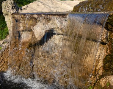 Alushta şehrindeki eski parktaki yapay çeşme. 