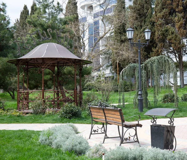 Baharda Alushta şehrindeki eski parkta güzel bir çardak. 