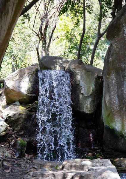 Konstgjort Vattenfall Vorontsov Park Staden Jalta Krimhalvön — Stockfoto