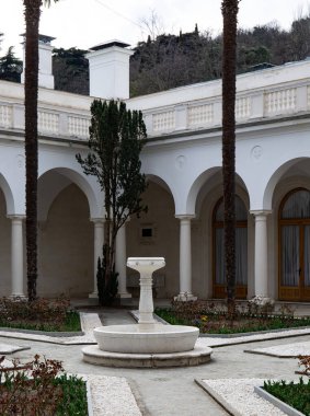 Yalta şehrindeki Livadia Sarayı 'nın avlusundaki çeşme.