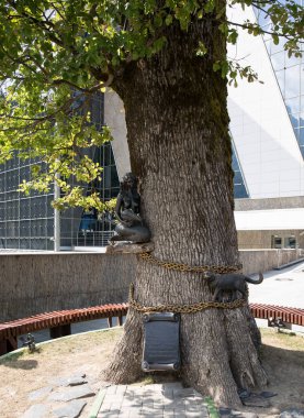 Soçi 'de Krasnaya Polyana' da bir ağaçtaki deniz kızı heykeli
