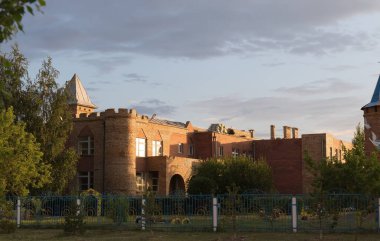 Kazakistan Cumhuriyeti Kokshetau şehrinin merkezindeki binaların güzel manzarası.