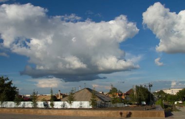 Kazakistan Cumhuriyeti Kokshetau şehrinin merkezindeki binaların güzel manzarası.