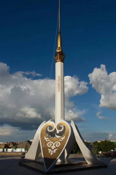 哈萨克斯坦共和国Kokshetau市中心的一座漂亮的石碑 — 图库照片
