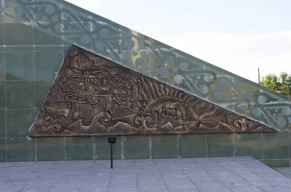 哈萨克斯坦共和国Kokshetau市中心的一座漂亮的石碑 — 图库照片