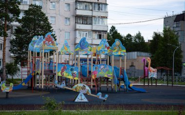Orijinal ahşap salıncak Noyabrsk şehrinin oyun alanında