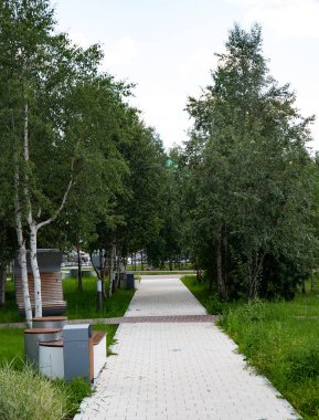 Noyabrsk şehrindeki Jeologların Meydanı 'nda Taş Yürüme Yolu