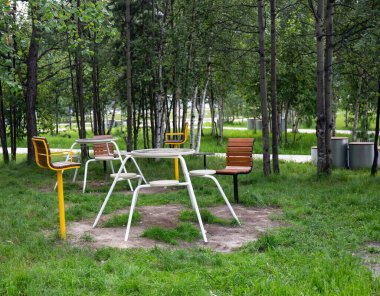 Noyabrs şehrindeki Jeologlar Meydanı 'nda masa ve sandalye şeklinde orijinal bir kompozisyon.