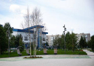 Noyabrs şehrindeki Jeologlar Meydanı 'ndaki orijinal banklar.