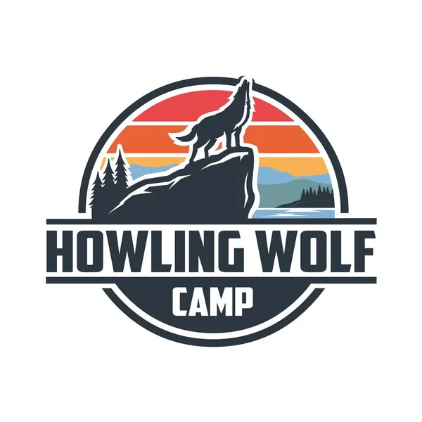 ハウリングオオカミキャンプのロゴ 屋外活動のビジネスロゴのための最高の — ストックベクタ