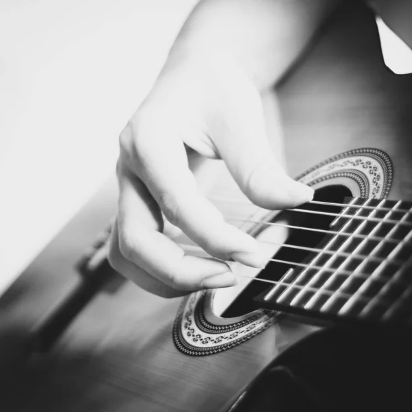 Kvinnas Hand Som Improviserar Och Spelar Akustisk Gitarr Fritidskoncept Svart — Stockfoto