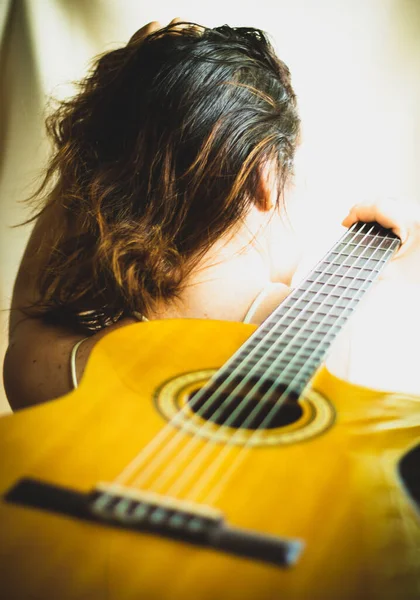 Dla Miłośników Muzyki Kobieta Tyłu Trzyma Drewnianą Gitarę Akustyczną Ramieniu — Zdjęcie stockowe