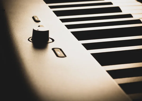 Elektronik müzik piyanosu ve klavyesi, müzik aleti yakın plan.