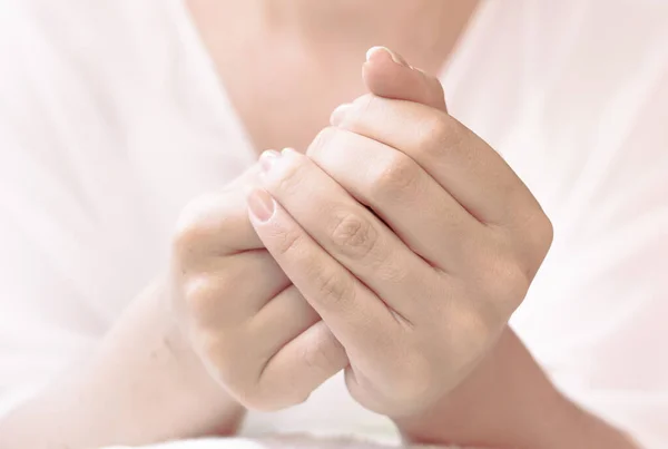 Hafif arka planda izole edilmiş pek çok jesti tasvir eden eller. El ve cilt bakımı