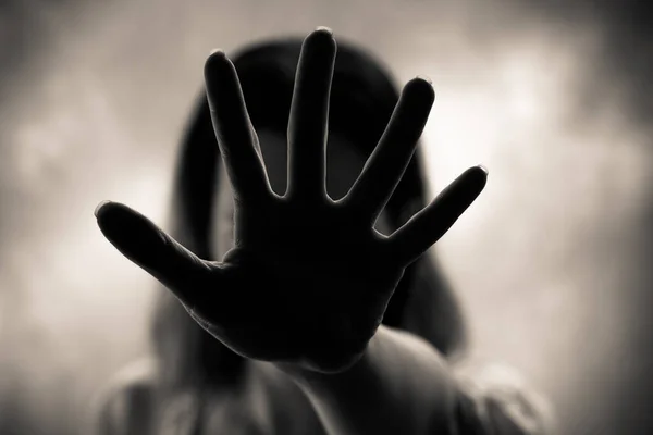 Vrouw Toont Het Stopteken Met Haar Hand — Stockfoto