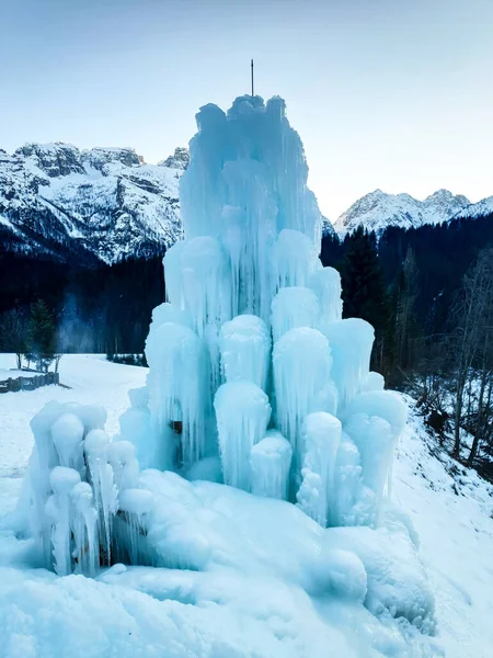 Fryst Fontän Dolomiterna Italienska Alperna — Stockfoto