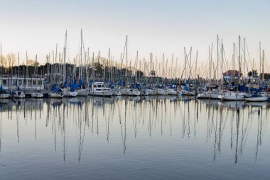 Olivos liman teknelerinde gün batımında atardecer en el porto de olivos reflejo de los botes en el agua 