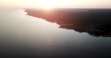 Yat gün batımına doğru yelken açar 01