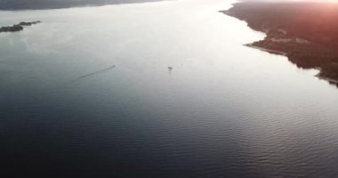 Yat gün batımına doğru yelken açar. 03