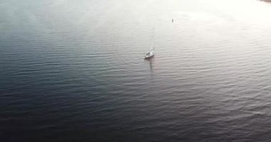 Yat gün batımına doğru yelken açar. 08