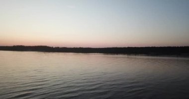 Yat gün batımına doğru yelken açar.