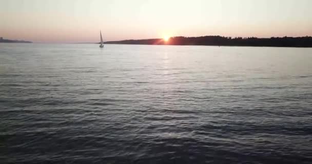 Яхта Пливе Заході Сонця — стокове відео