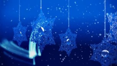 Kar mavi zemin üzerine parçacıkları ile Noel süsleri.