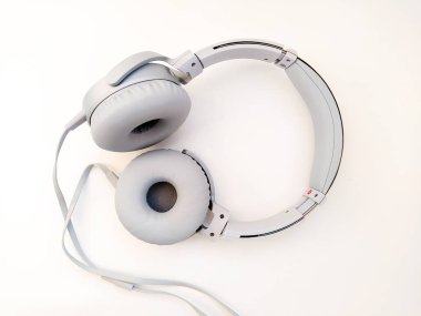 Beyaz arka planda müzik için gri kablo kulaklıklar