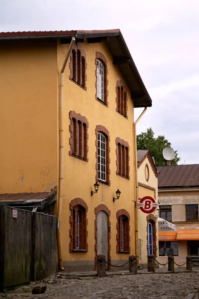 ラトビアの小さなセシスの町の通りに古い家 — ストック写真