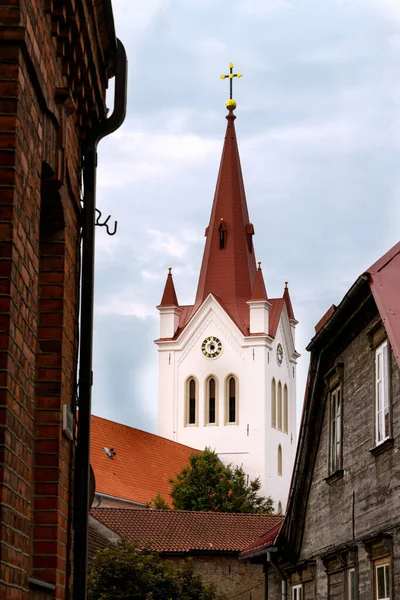 Kostelní Věž Křížem Ulici Malého Města Cesis Lotyšsku — Stock fotografie